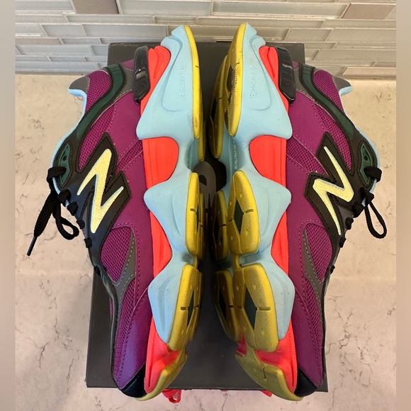 Like New Women’s Size 8.5 New Balance 9060 - Picture 4 of 9